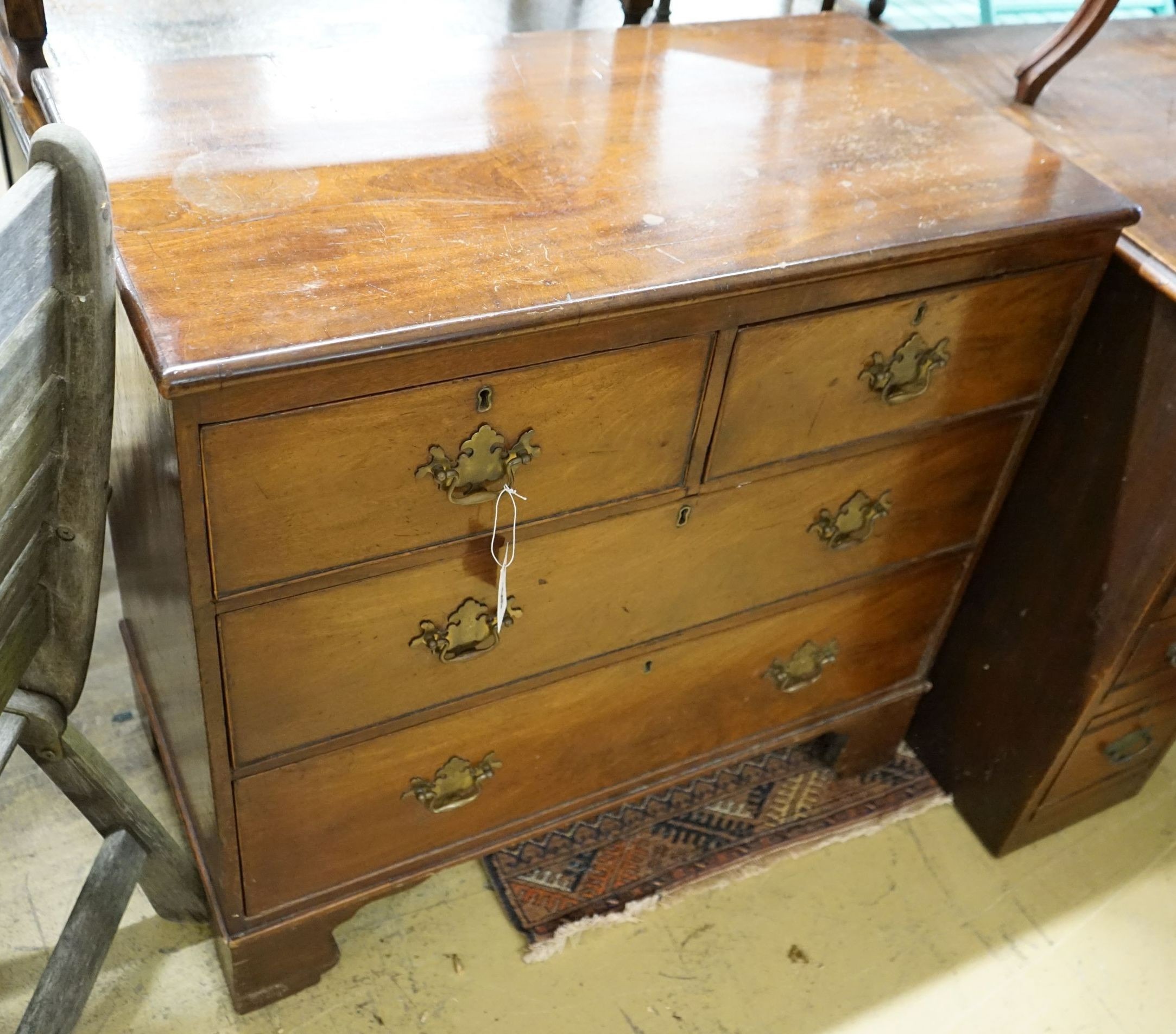 A small George III mahogany chest of drawers, width 87cm, depth 46cm, height 84cm